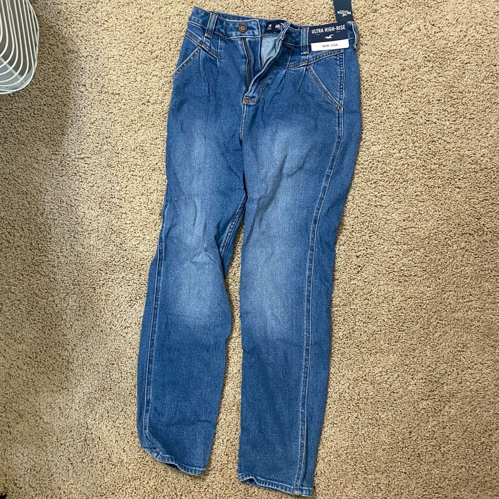 Brand new Hollister ultra high rise mom jeans size 3R, waist 26” length 27”